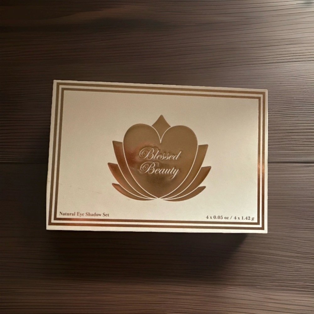 4 Eye Shadow shades In Gift Box set Magnetized Stackable - Brush included - Picture 3 of 3